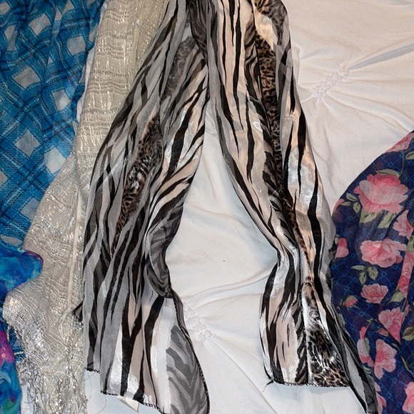 Bundle of 8 youth scarfs - Justice and other various - Picture 5 of 13